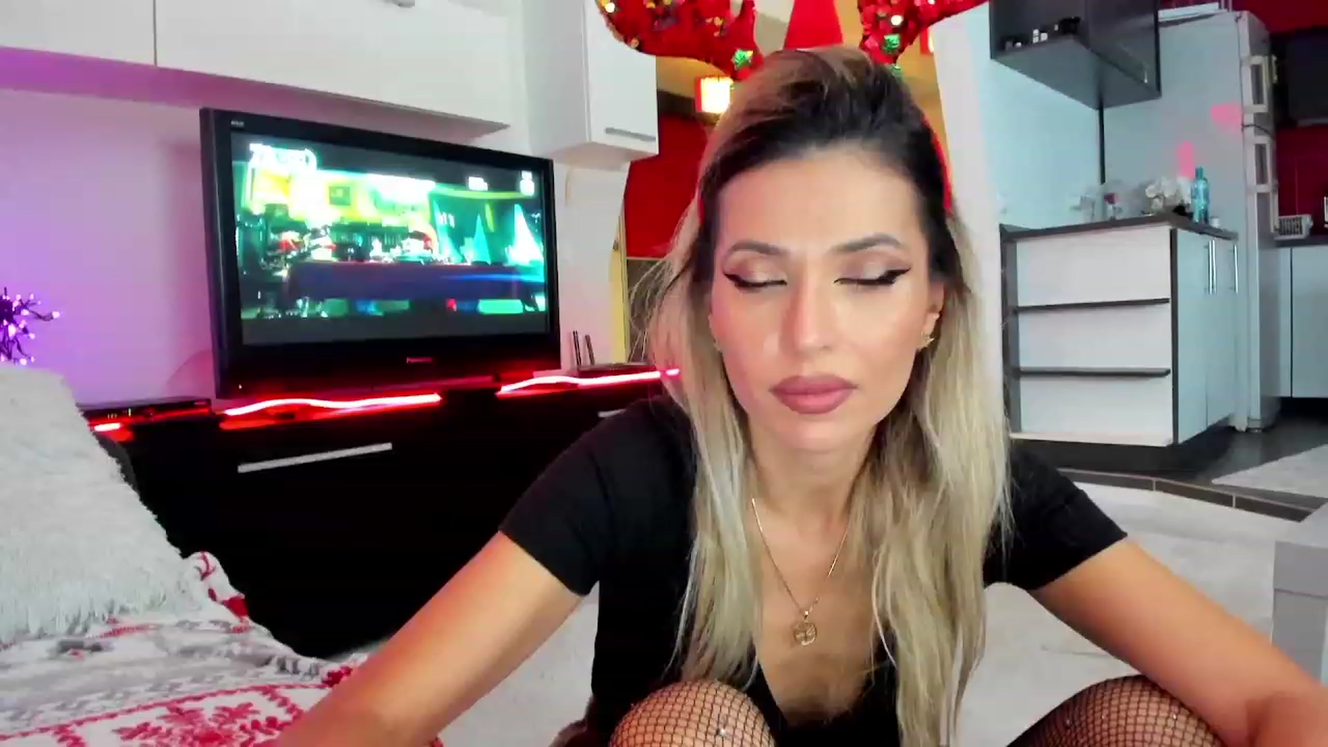 Gallery image thumbnail from SmileyTinaa's myfreecams stream on, 12/21/2023, 23:08 image 13 of 20