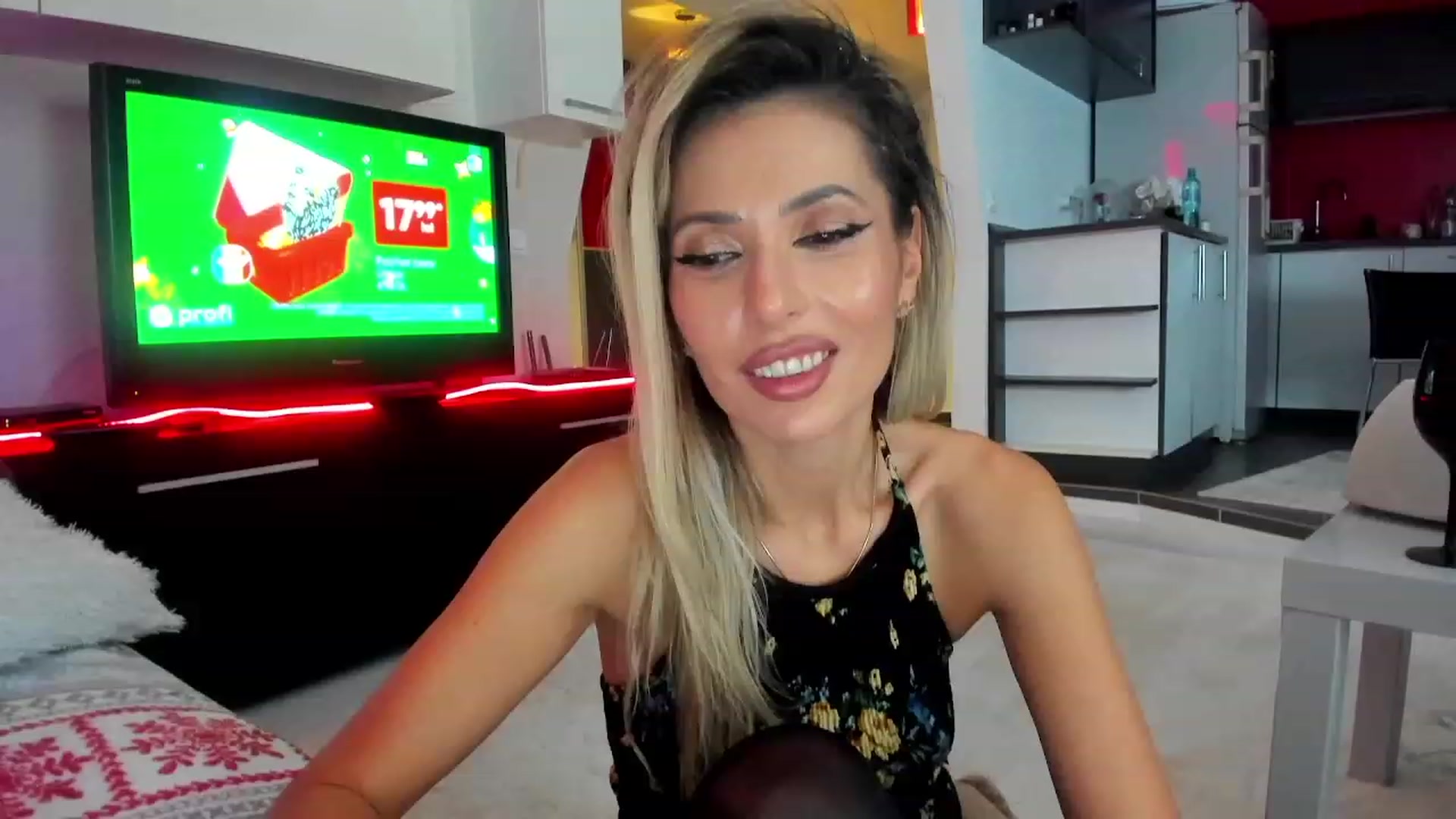 Gallery image thumbnail from SmileyTinaa's myfreecams stream on, 12/22/2023, 23:00 image 14 of 20