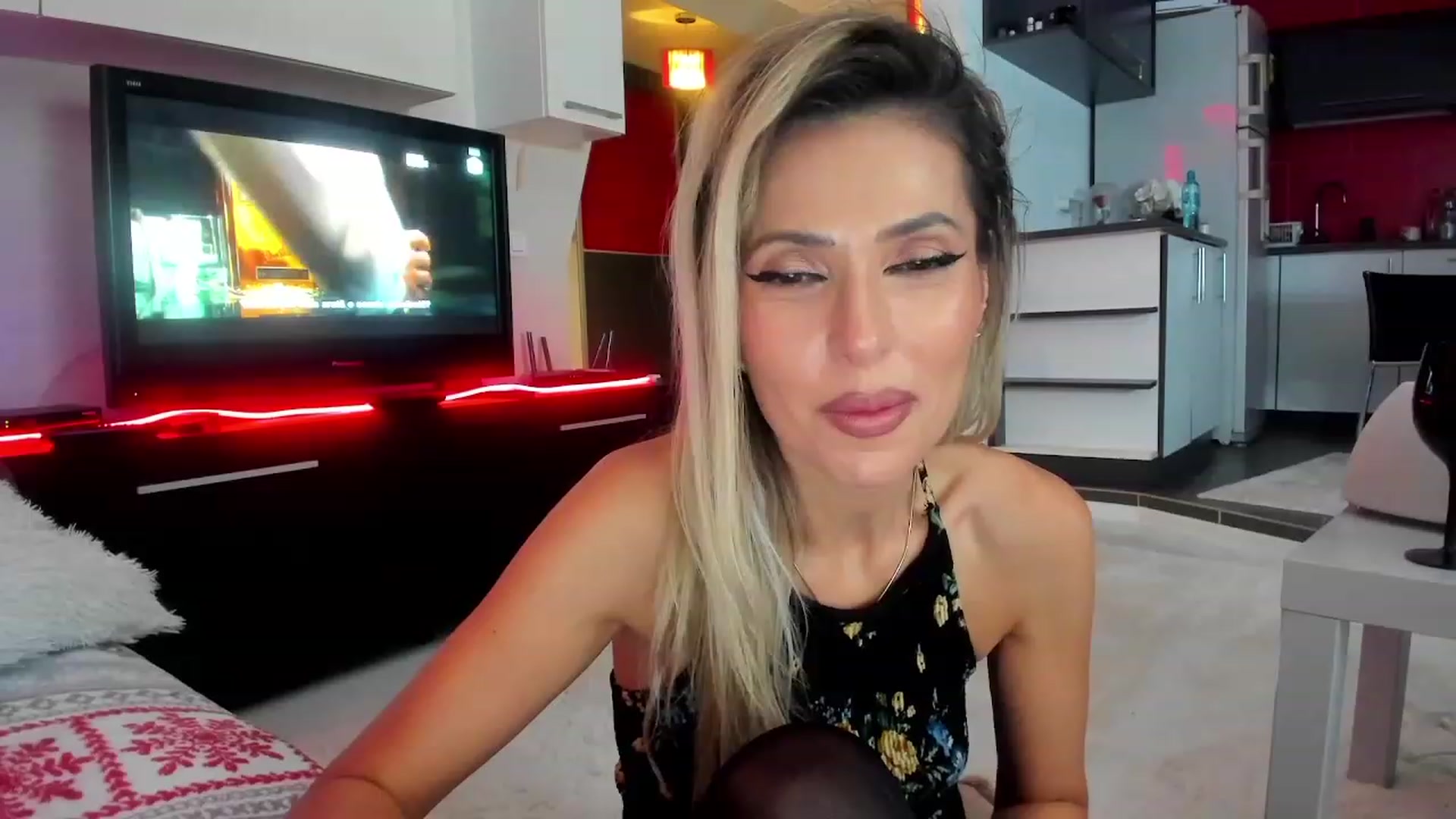 Gallery image thumbnail from SmileyTinaa's myfreecams stream on, 12/22/2023, 23:00 image 13 of 20