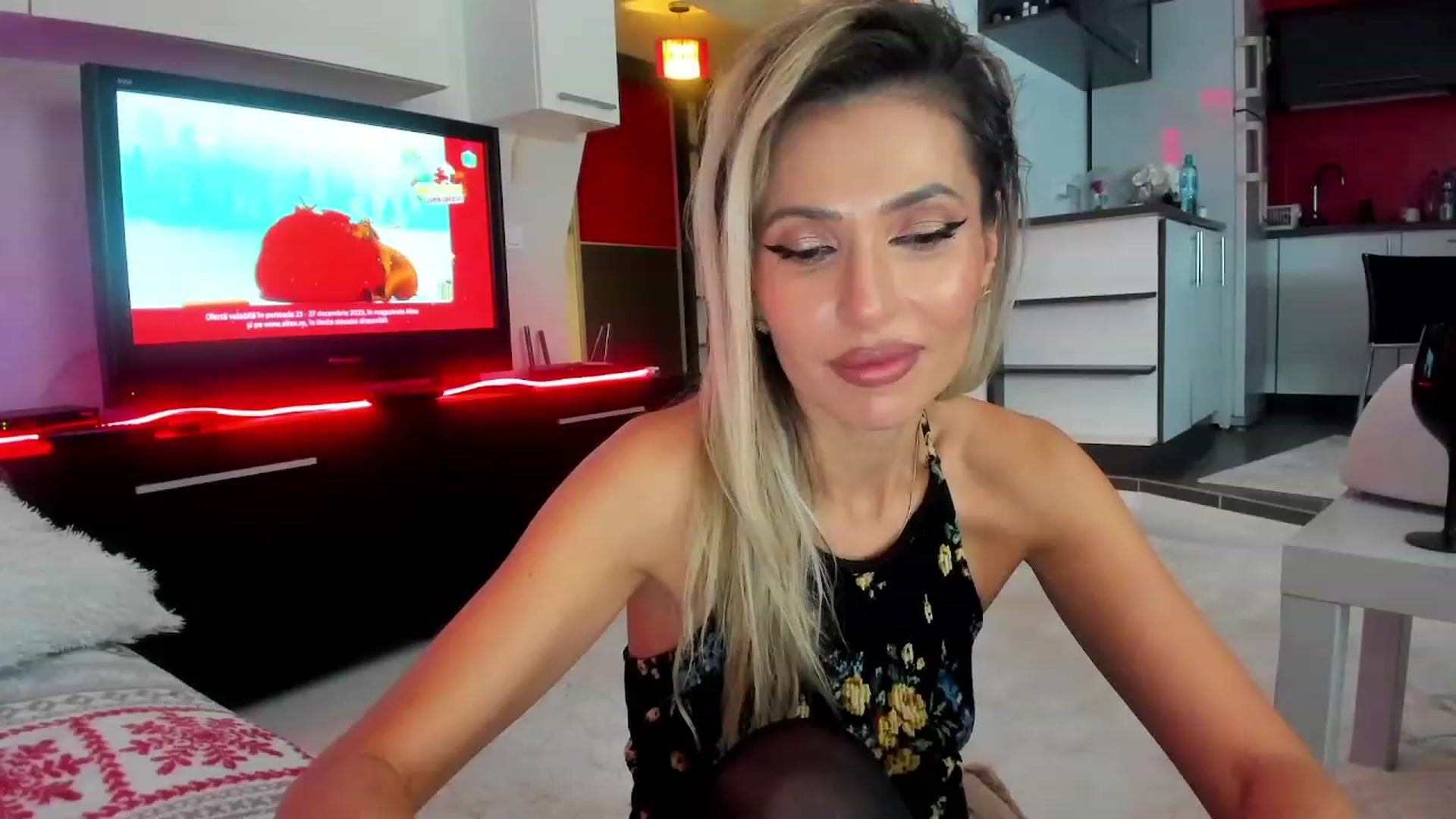 Gallery image thumbnail from SmileyTinaa's myfreecams stream on, 12/22/2023, 23:00 image 12 of 20