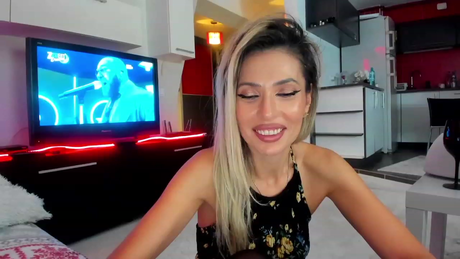 Gallery image thumbnail from SmileyTinaa's myfreecams stream on, 12/22/2023, 23:00 image 5 of 20