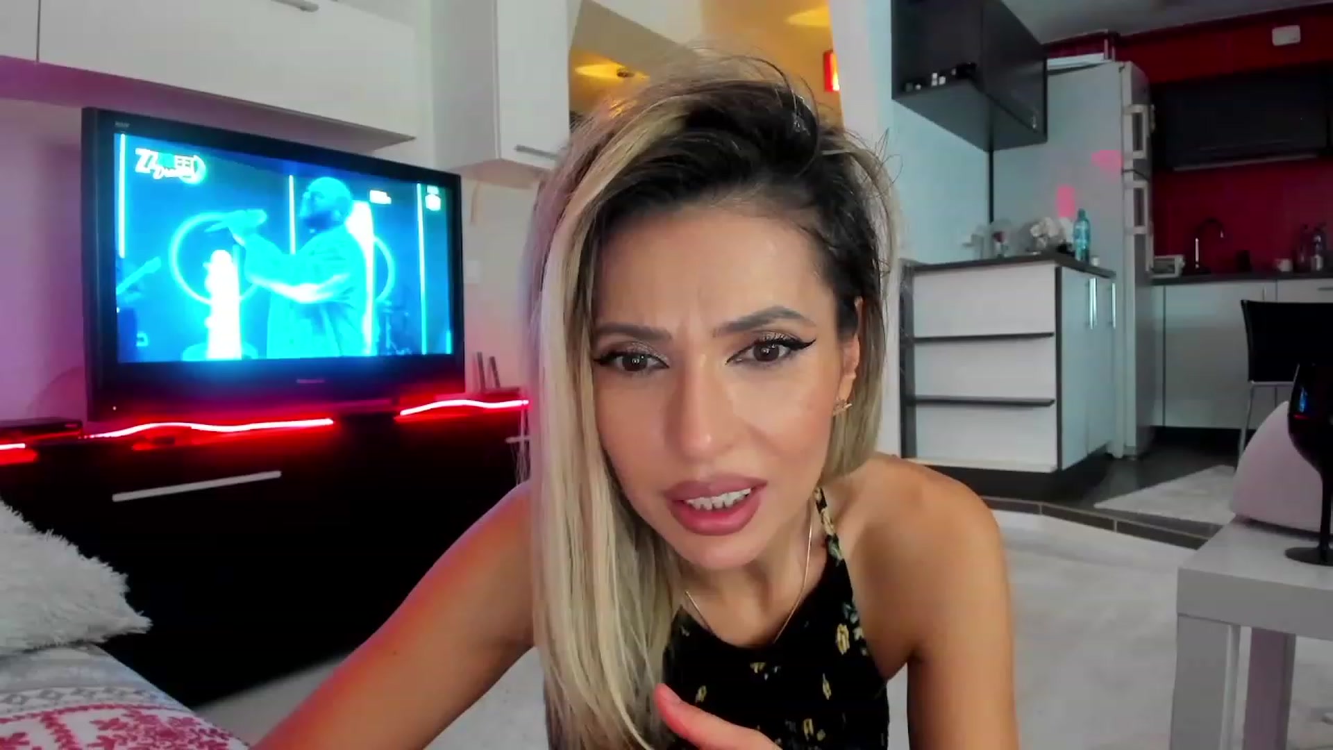 Gallery image thumbnail from SmileyTinaa's myfreecams stream on, 12/22/2023, 23:00 image 6 of 20