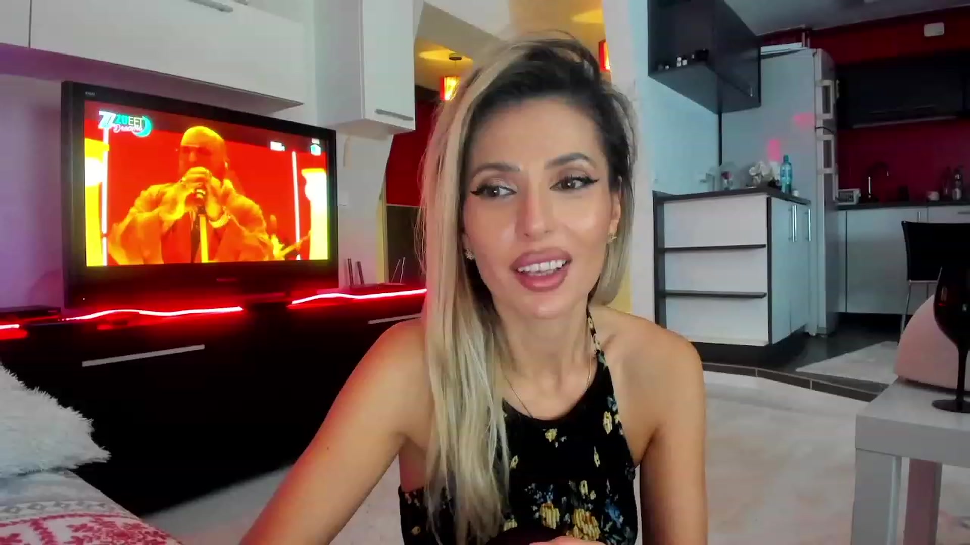 Gallery image thumbnail from SmileyTinaa's myfreecams stream on, 12/22/2023, 23:00 image 3 of 20