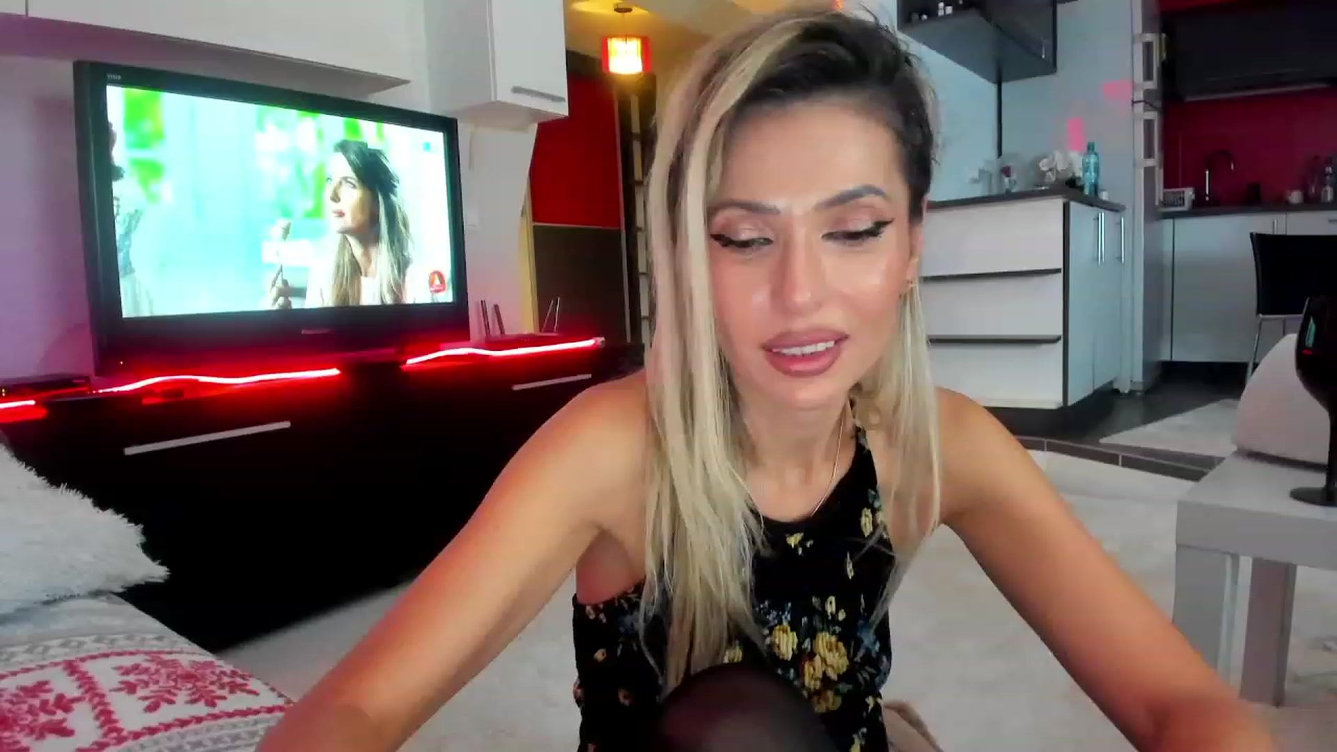 Gallery image thumbnail from SmileyTinaa's myfreecams stream on, 12/22/2023, 23:00 image 17 of 20