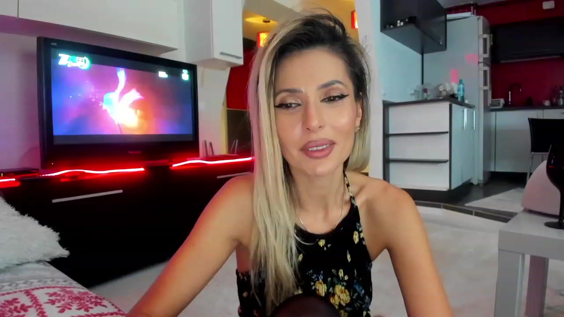 Gallery image thumbnail from SmileyTinaa's myfreecams stream on, 12/22/2023, 23:00 image 8 of 20