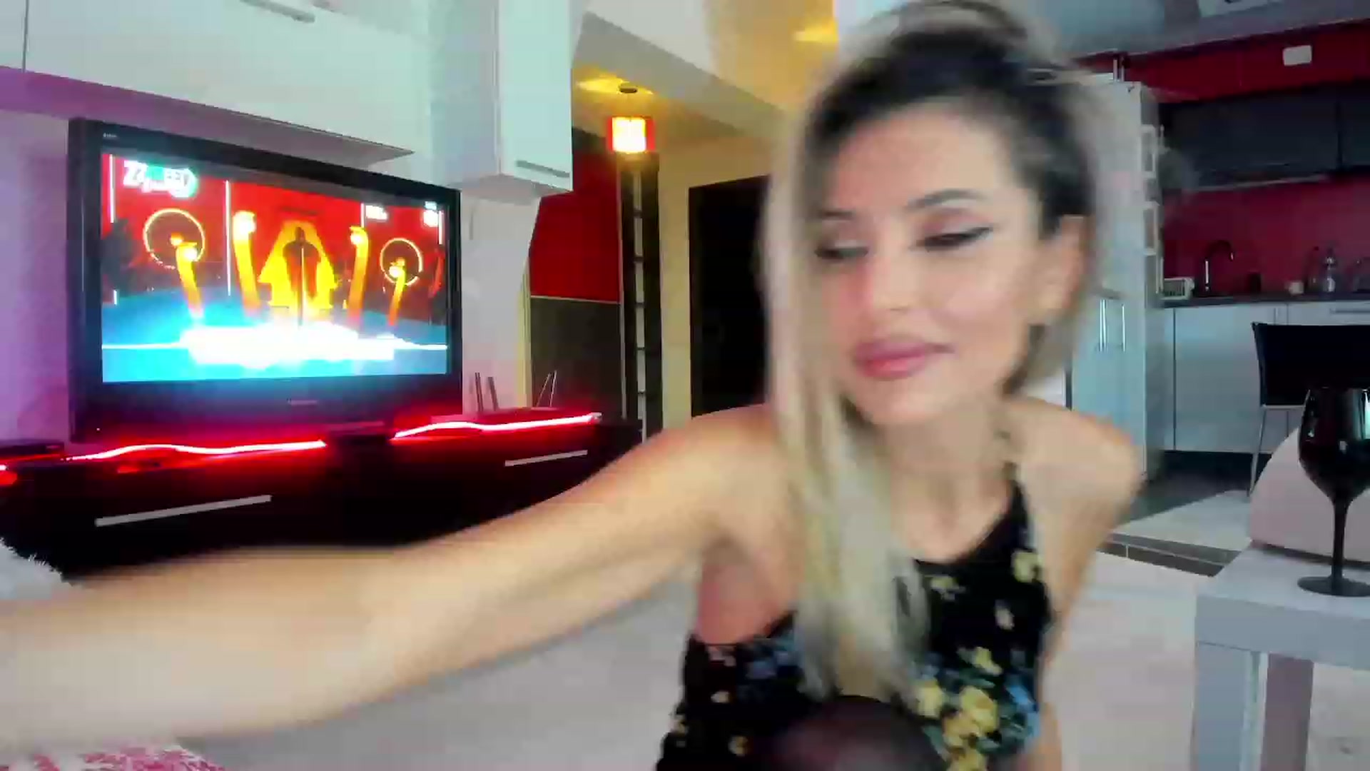 Gallery image thumbnail from SmileyTinaa's myfreecams stream on, 12/22/2023, 23:00 image 1 of 20
