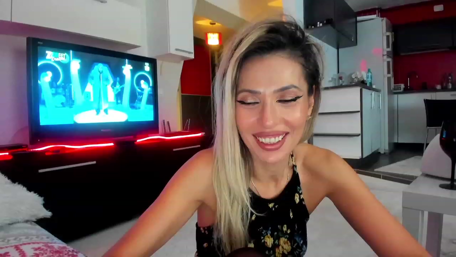 Gallery image thumbnail from SmileyTinaa's myfreecams stream on, 12/22/2023, 23:00 image 4 of 20