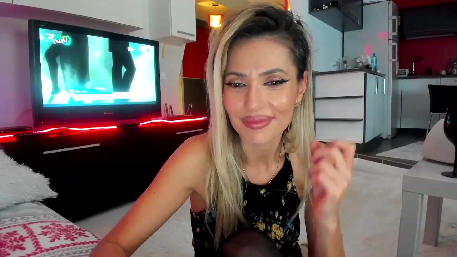 Gallery image thumbnail from SmileyTinaa's myfreecams stream on, 12/22/2023, 23:00 image 18 of 20