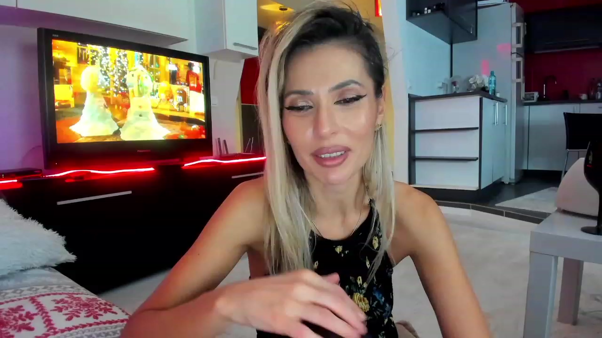 Gallery image thumbnail from SmileyTinaa's myfreecams stream on, 12/22/2023, 23:00 image 15 of 20