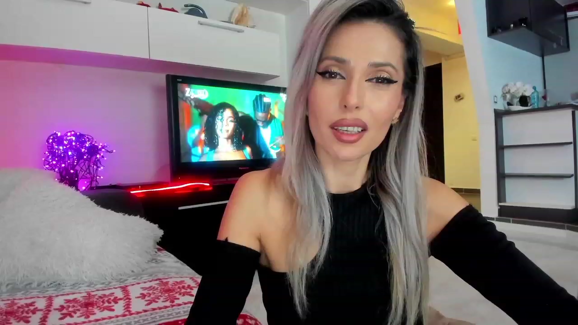 Gallery image thumbnail from SmileyTinaa's myfreecams stream on, 01/16/2024, 01:15 image 3 of 20