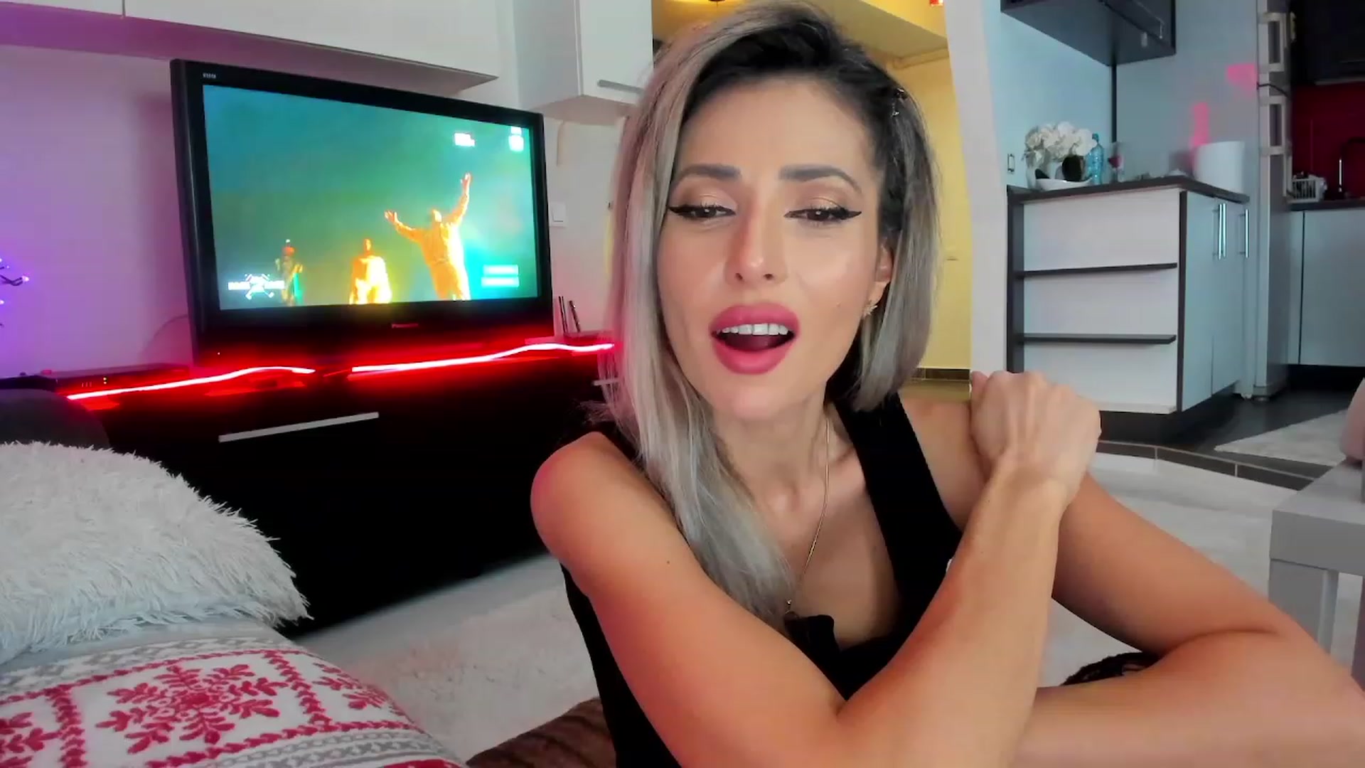 Gallery image thumbnail from SmileyTinaa's myfreecams stream on, 01/16/2024, 21:48 image 14 of 20