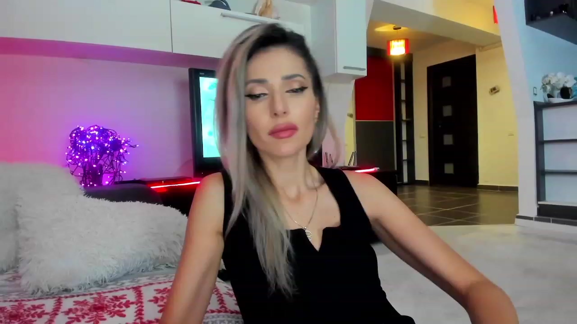 Gallery image thumbnail from SmileyTinaa's myfreecams stream on, 01/16/2024, 23:23 image 5 of 20