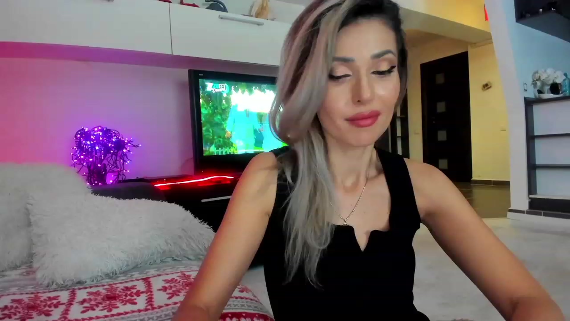 Gallery image thumbnail from SmileyTinaa's myfreecams stream on, 01/16/2024, 23:23 image 4 of 20