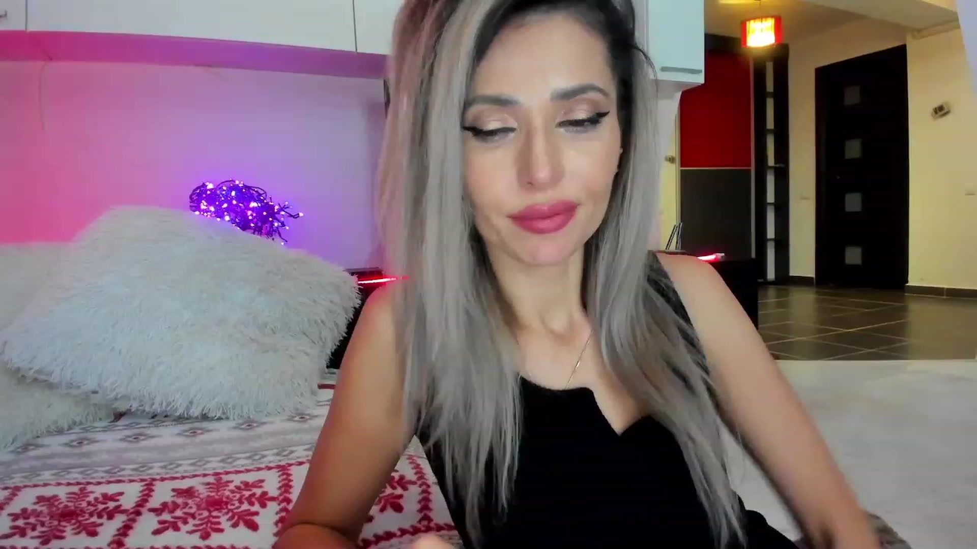 Gallery image thumbnail from SmileyTinaa's myfreecams stream on, 01/17/2024, 04:45 image 6 of 20