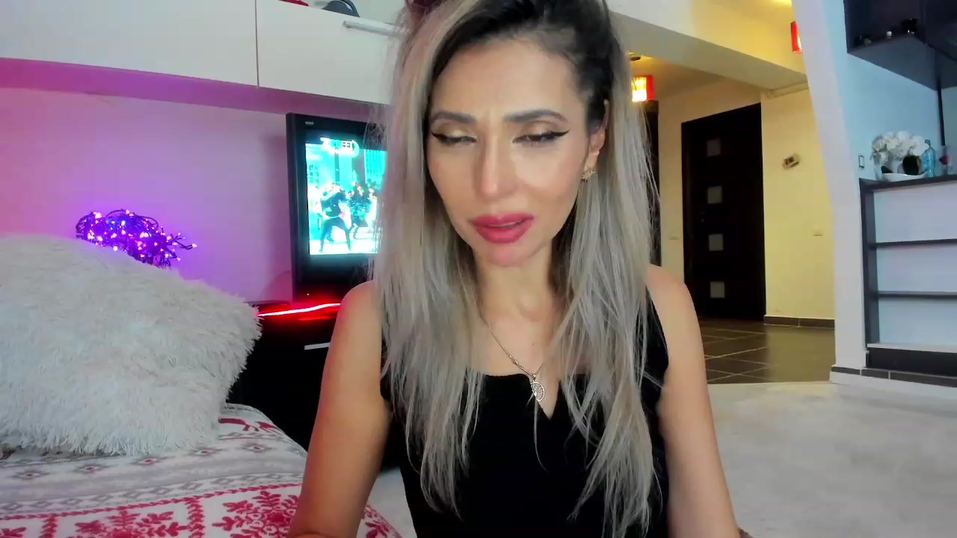 Gallery image thumbnail from SmileyTinaa's myfreecams stream on, 01/17/2024, 04:45 image 4 of 20
