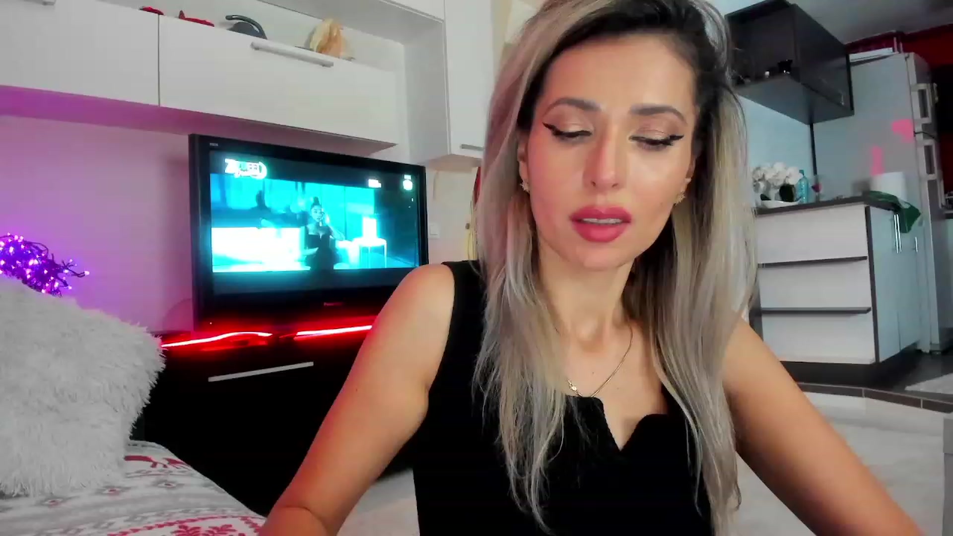Gallery image thumbnail from SmileyTinaa's myfreecams stream on, 01/17/2024, 04:45 image 8 of 20