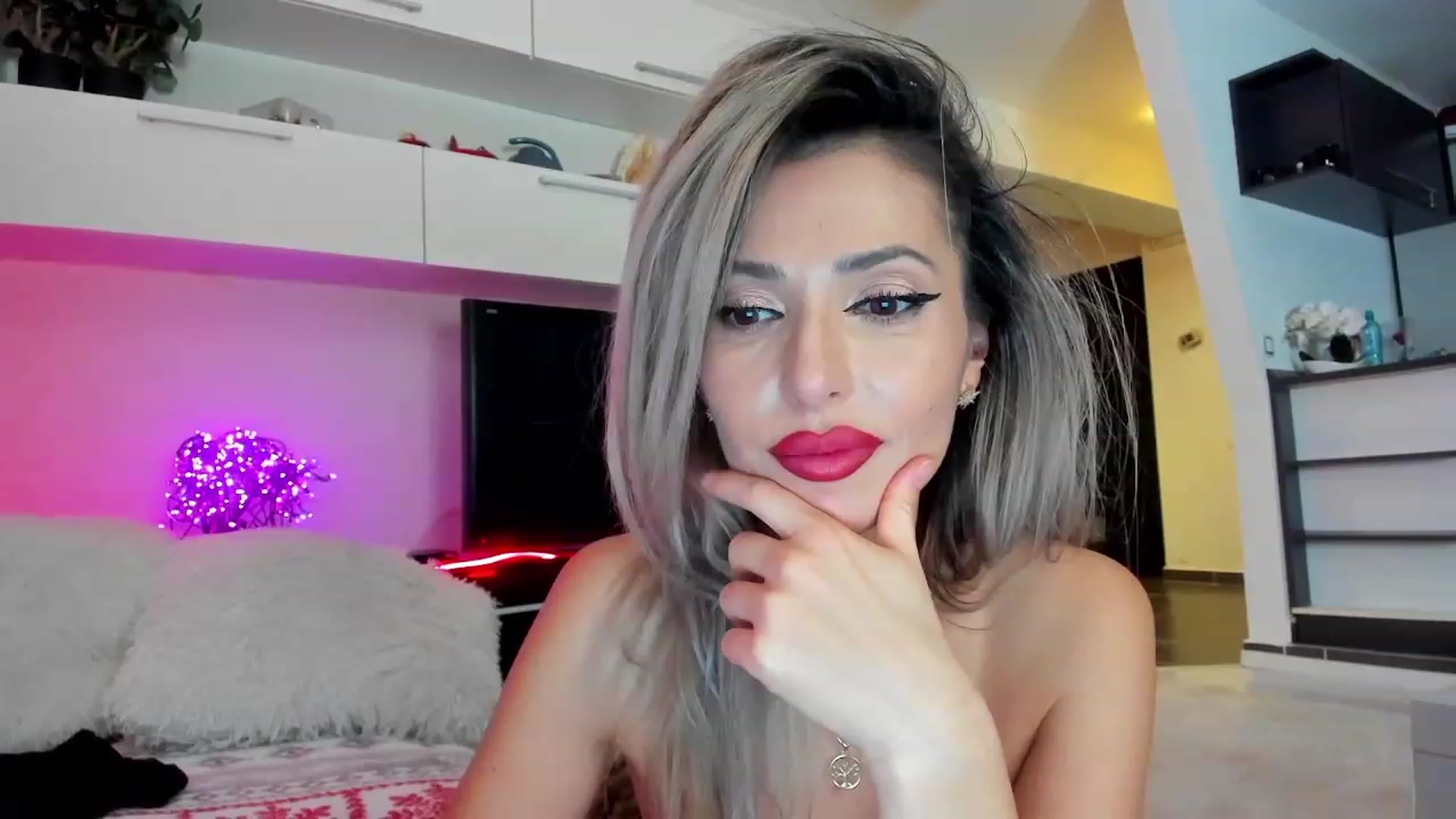 Gallery image thumbnail from SmileyTinaa's myfreecams stream on, 01/19/2024, 24:32 image 17 of 20
