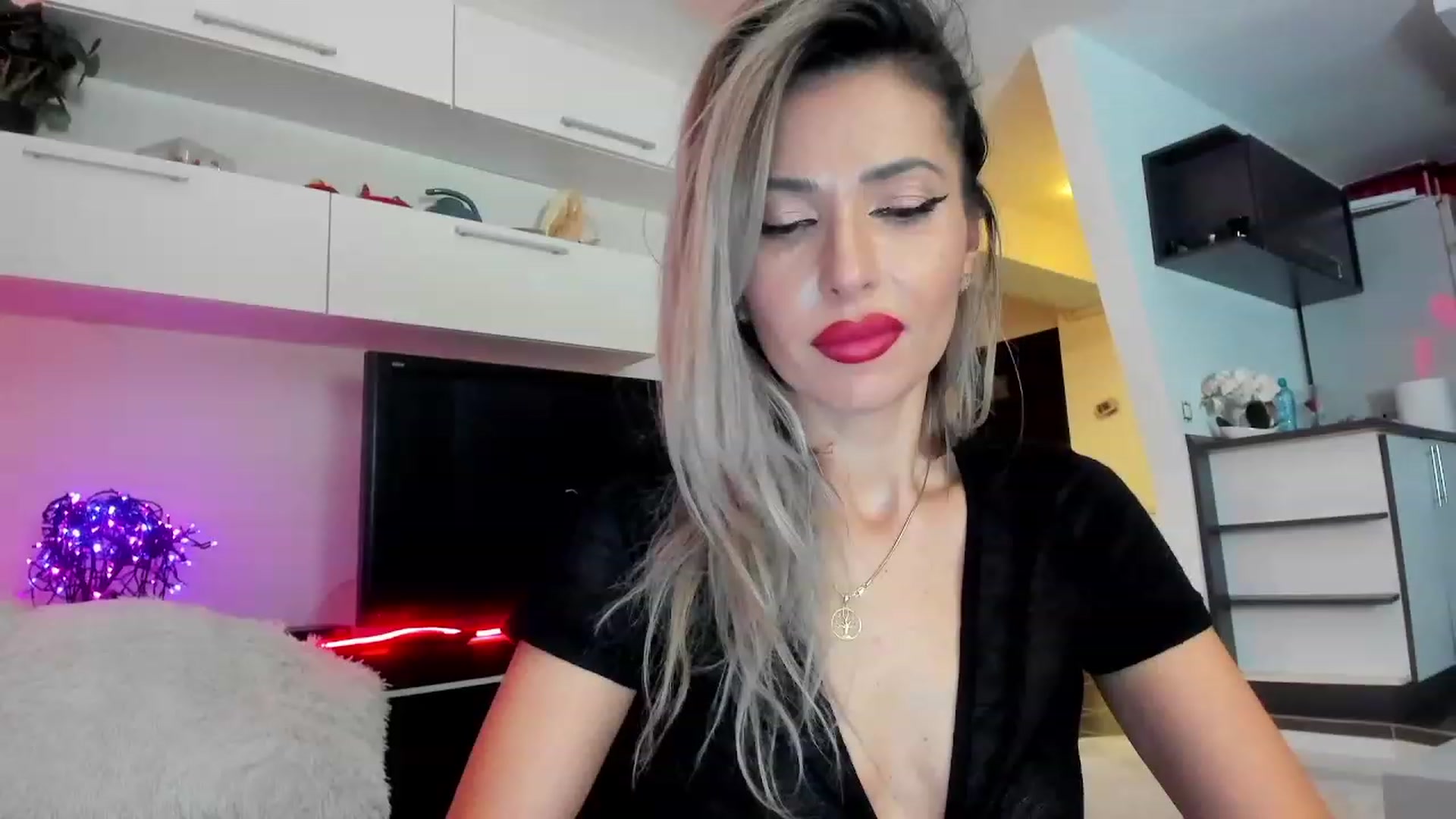 Gallery image thumbnail from SmileyTinaa's myfreecams stream on, 01/19/2024, 24:32 image 19 of 20