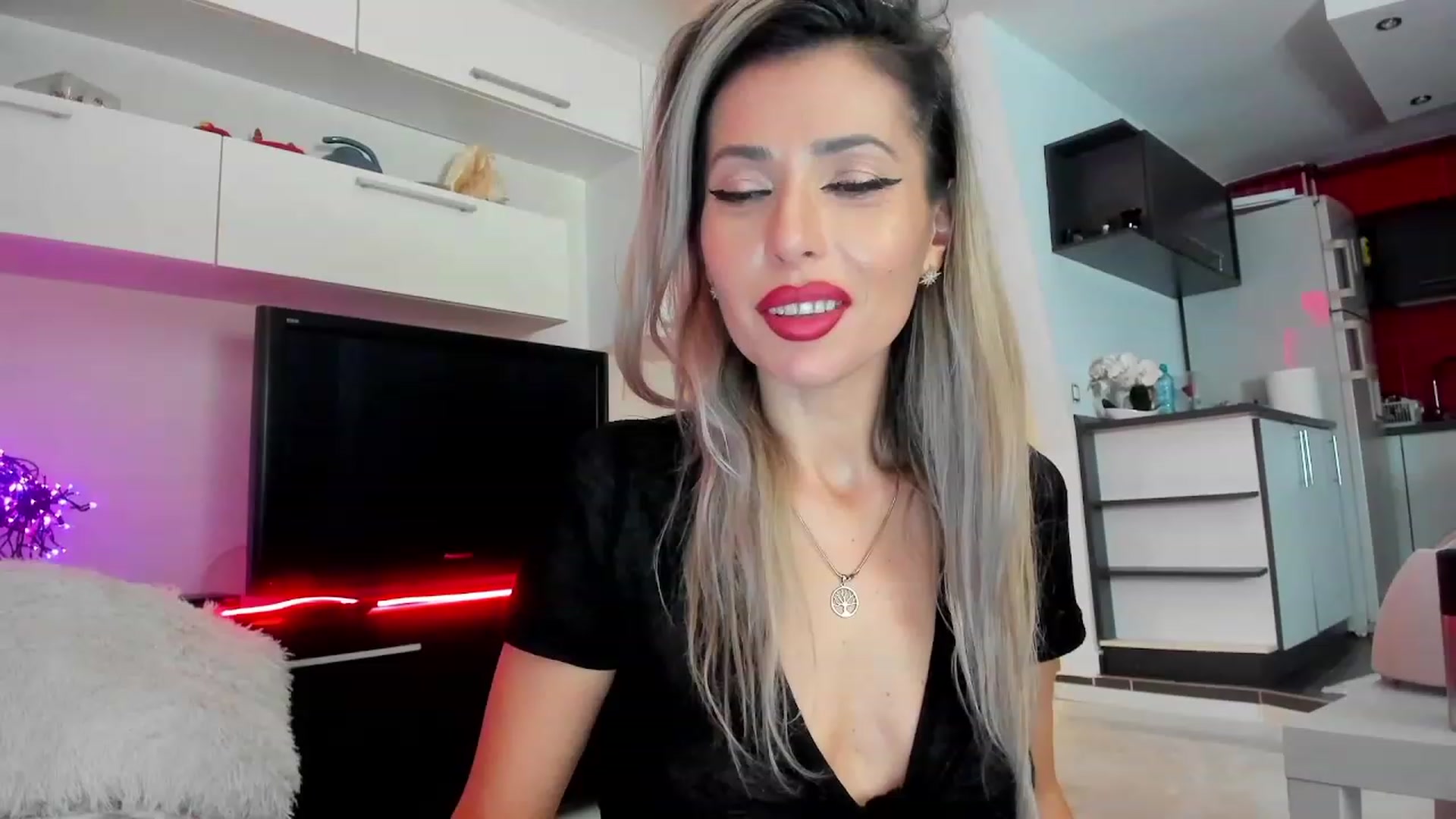 Gallery image thumbnail from SmileyTinaa's myfreecams stream on, 01/19/2024, 01:30 image 3 of 20
