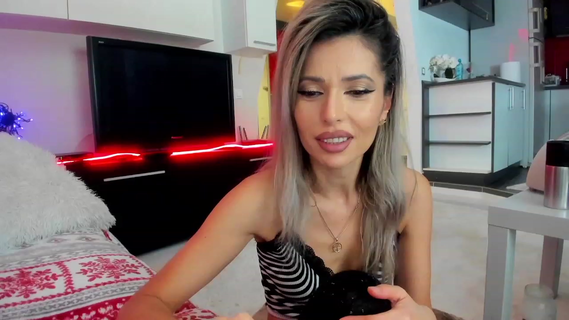 Gallery image thumbnail from SmileyTinaa's myfreecams stream on, 01/20/2024, 24:00 image 15 of 20