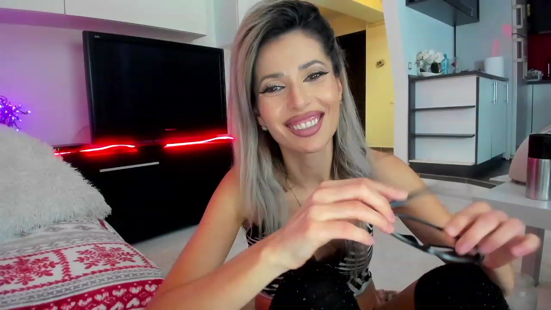 Gallery image thumbnail from SmileyTinaa's myfreecams stream on, 01/20/2024, 24:00 image 10 of 20