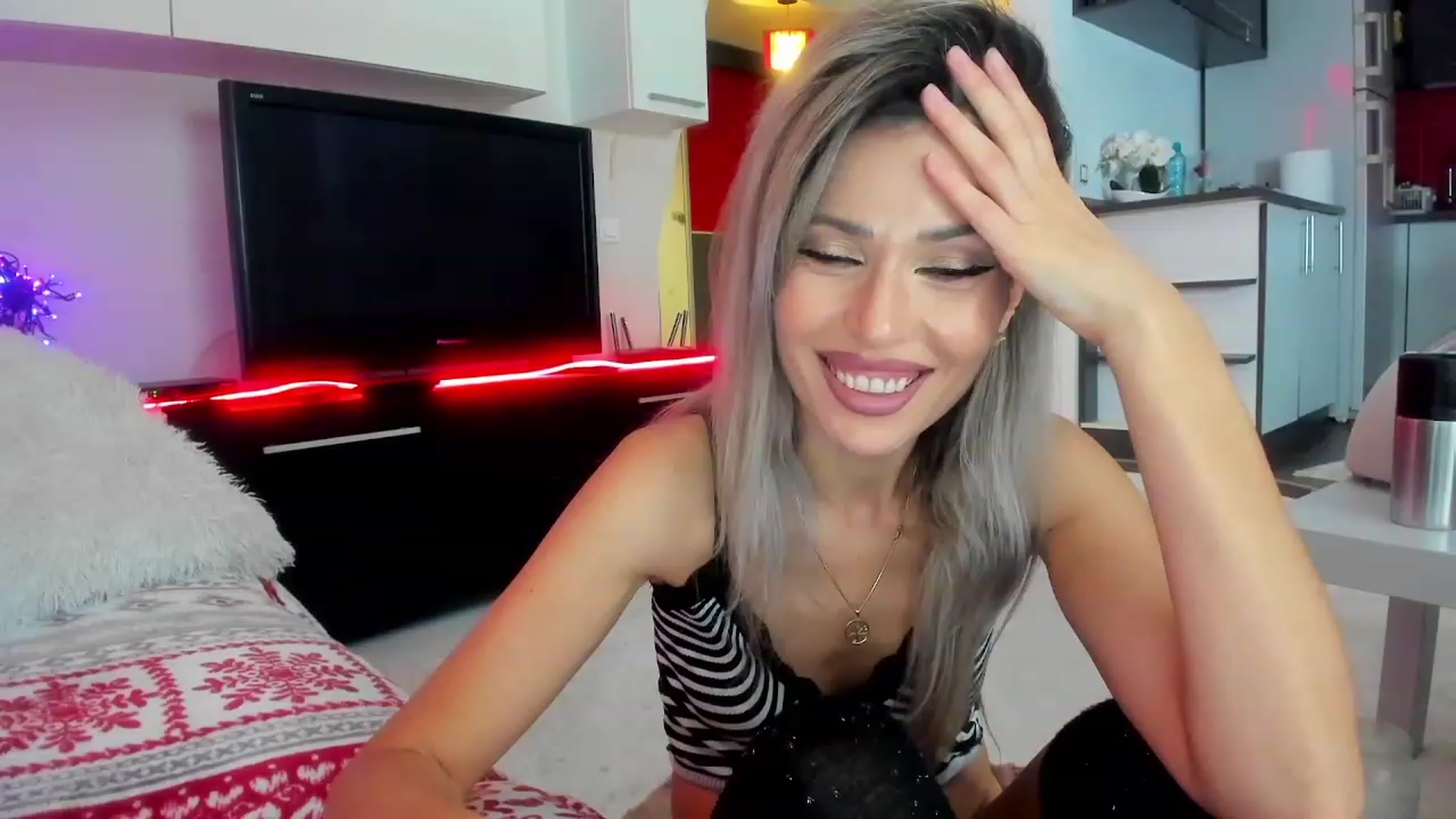 Gallery image thumbnail from SmileyTinaa's myfreecams stream on, 01/20/2024, 24:00 image 6 of 20