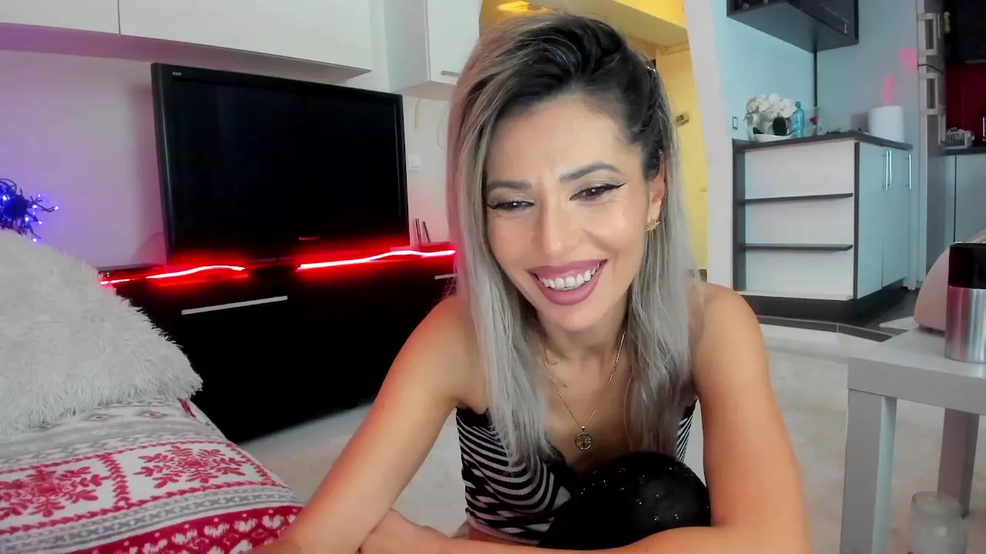 Gallery image thumbnail from SmileyTinaa's myfreecams stream on, 01/20/2024, 24:00 image 18 of 20