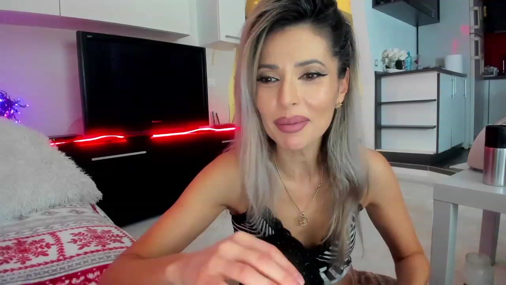 Gallery image thumbnail from SmileyTinaa's myfreecams stream on, 01/20/2024, 24:00 image 4 of 20