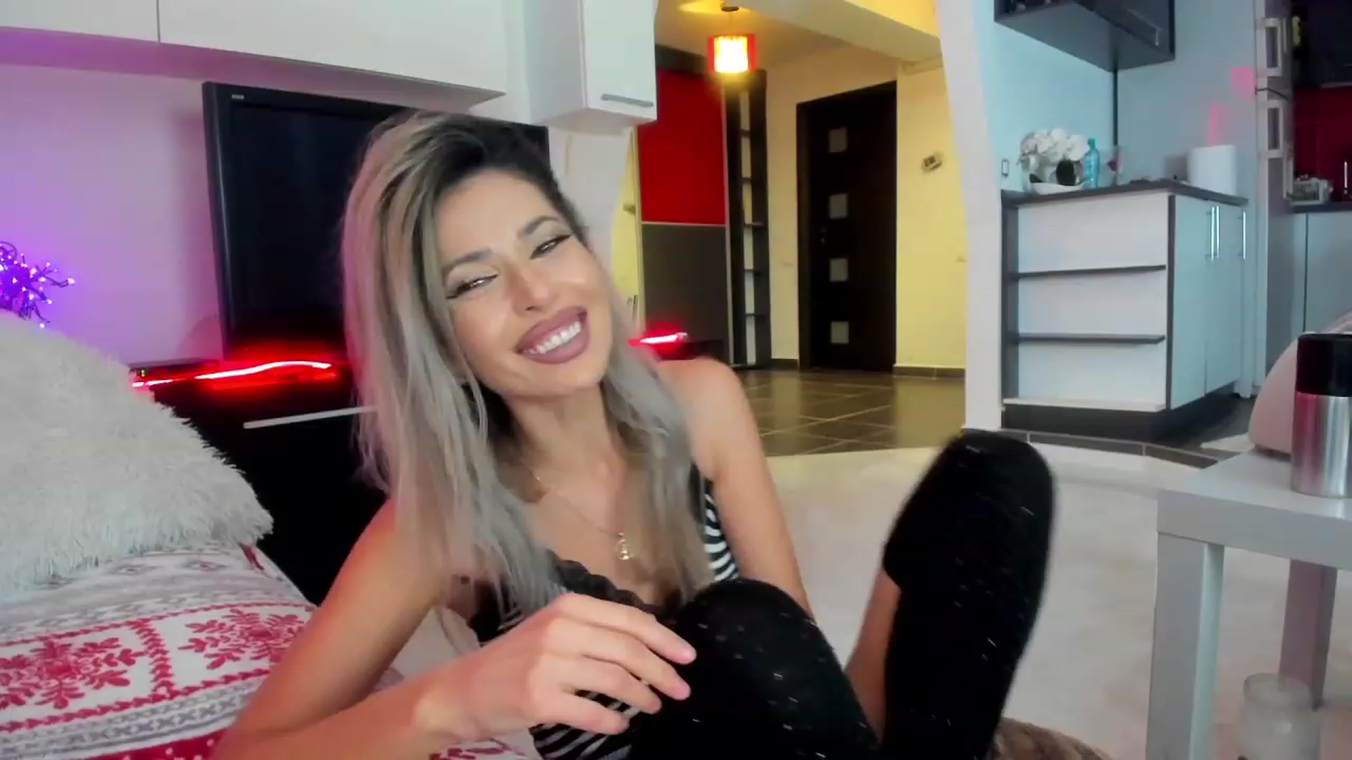 Gallery image thumbnail from SmileyTinaa's myfreecams stream on, 01/20/2024, 24:00 image 13 of 20