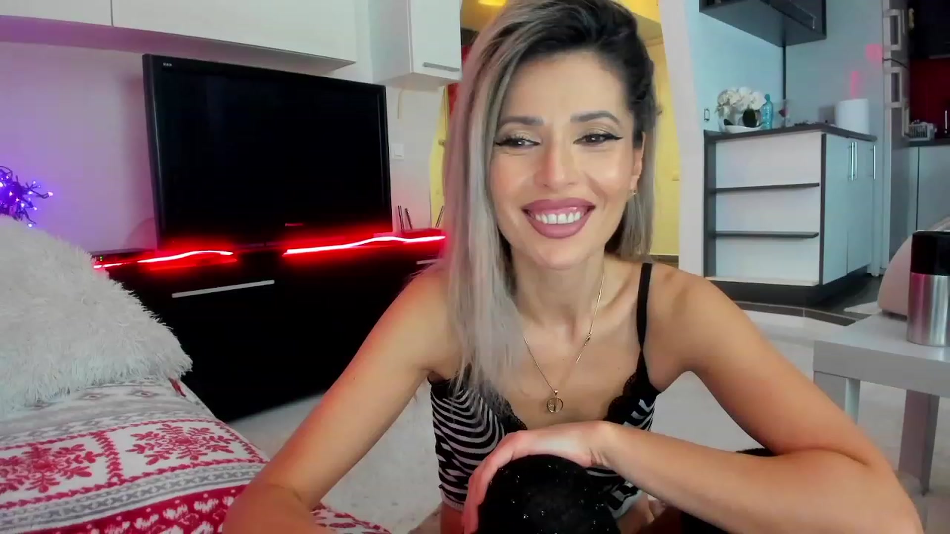 Gallery image thumbnail from SmileyTinaa's myfreecams stream on, 01/20/2024, 24:00 image 8 of 20