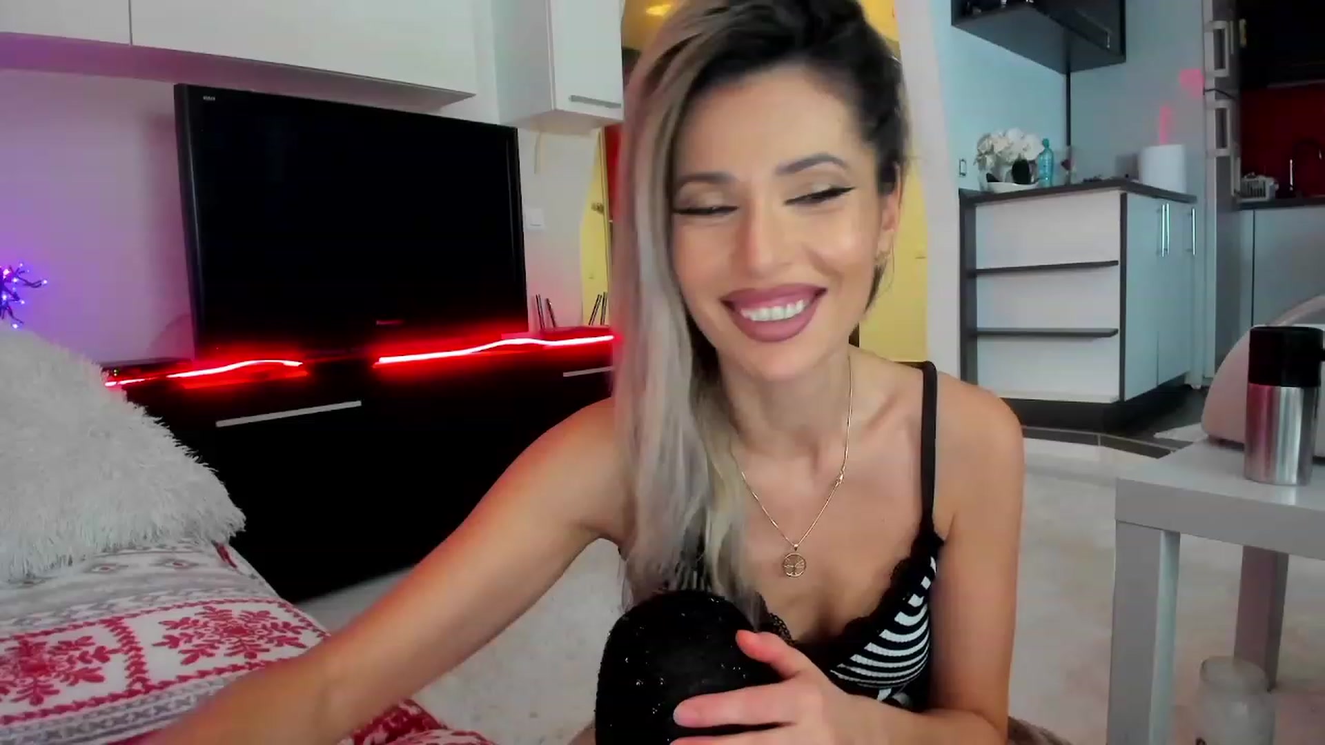 Gallery image thumbnail from SmileyTinaa's myfreecams stream on, 01/20/2024, 02:17 image 2 of 20