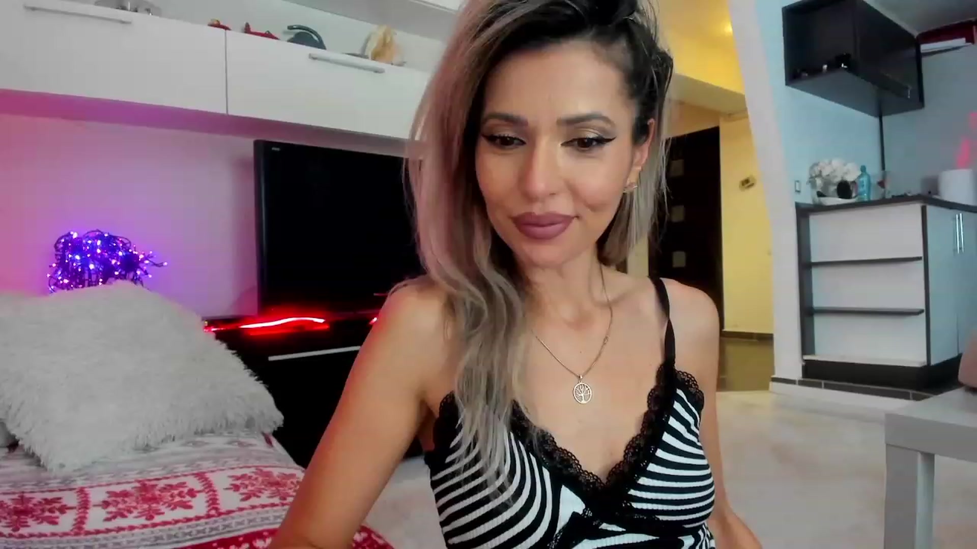 Gallery image thumbnail from SmileyTinaa's myfreecams stream on, 01/20/2024, 02:17 image 8 of 20