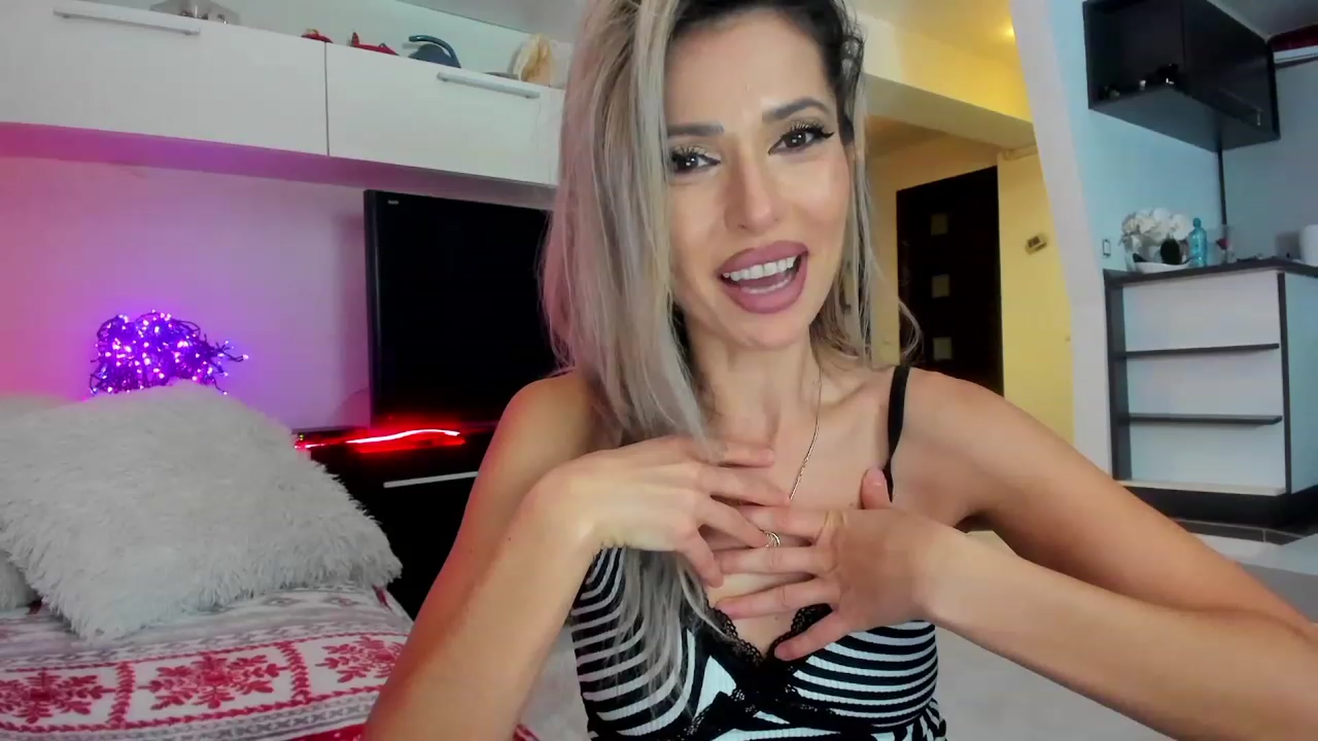 Gallery image thumbnail from SmileyTinaa's myfreecams stream on, 01/20/2024, 02:17 image 6 of 20