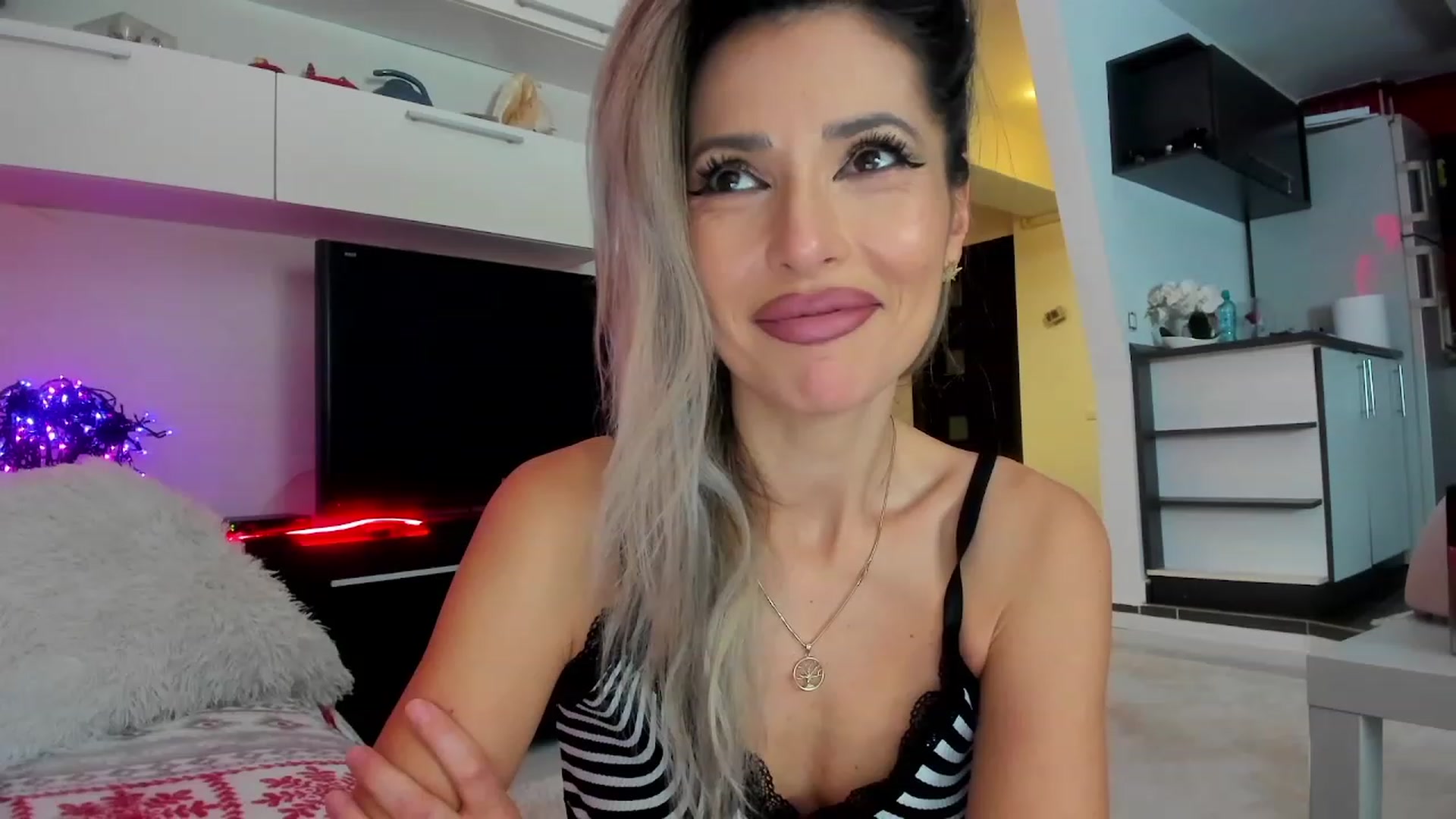 Gallery image thumbnail from SmileyTinaa's myfreecams stream on, 01/20/2024, 02:17 image 5 of 20