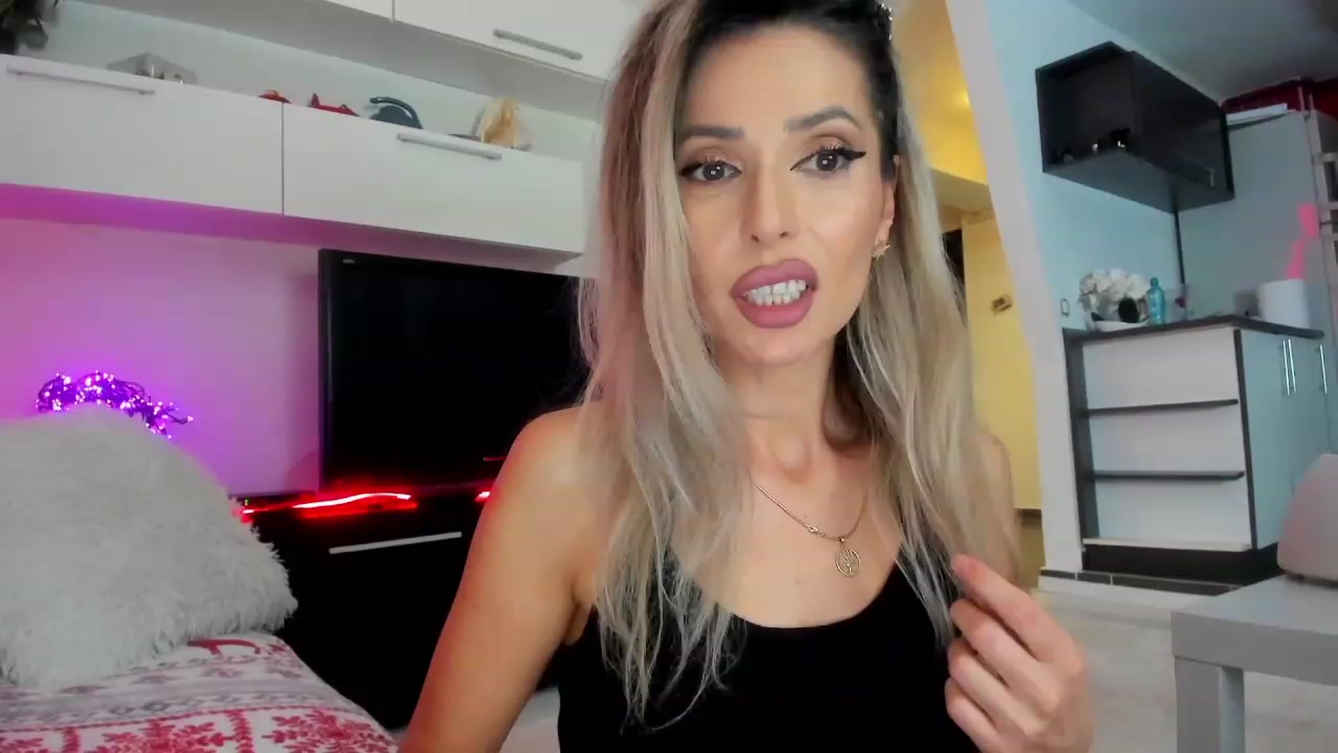 Gallery image thumbnail from SmileyTinaa's myfreecams stream on, 01/26/2024, 24:03 image 5 of 20
