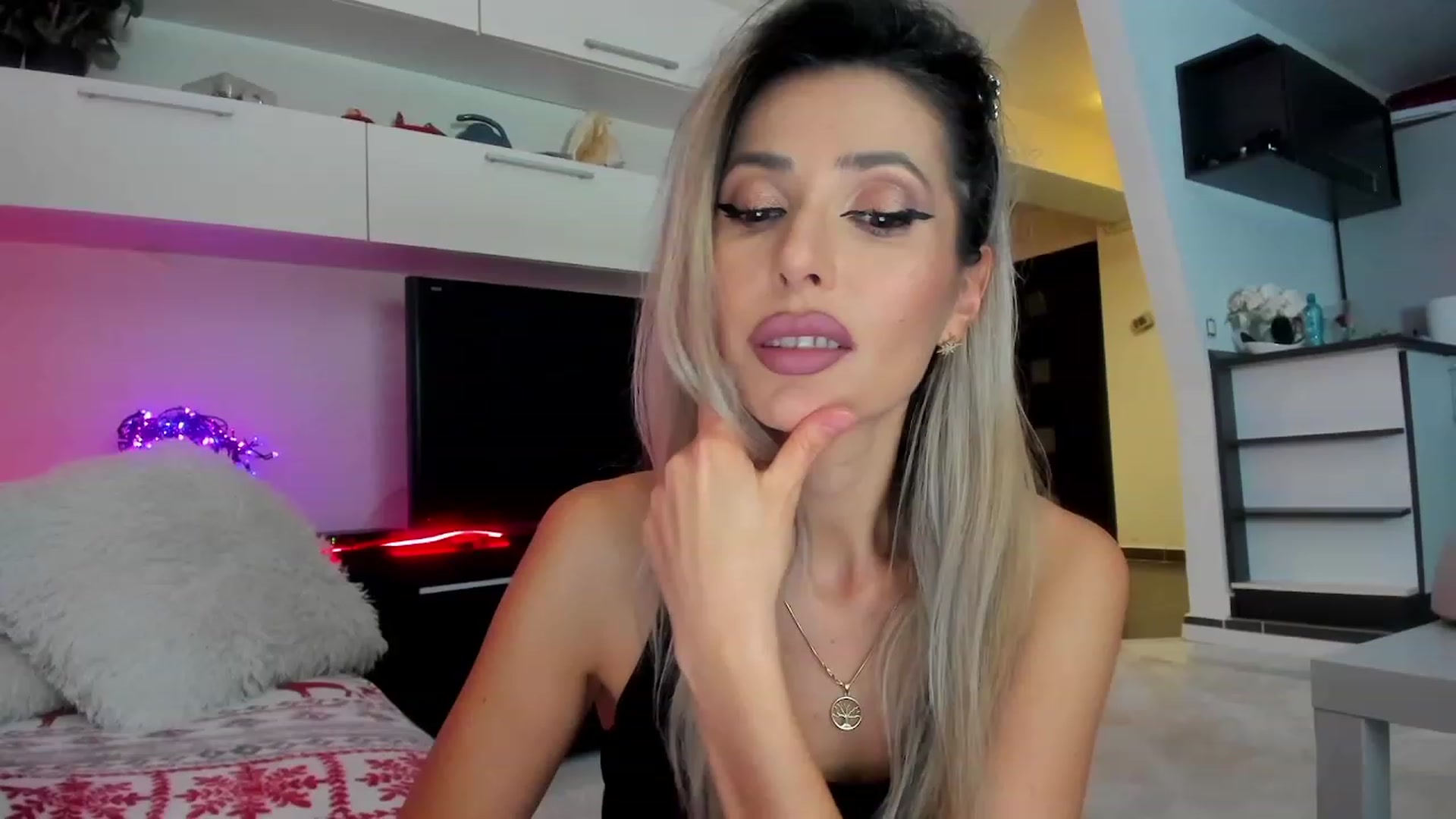 Gallery image thumbnail from SmileyTinaa's myfreecams stream on, 01/26/2024, 24:03 image 6 of 20