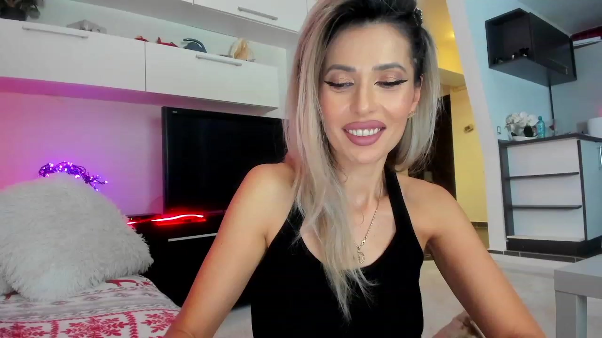 Gallery image thumbnail from SmileyTinaa's myfreecams stream on, 01/26/2024, 24:03 image 2 of 20