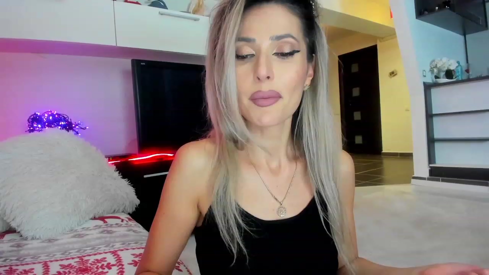 Gallery image thumbnail from SmileyTinaa's myfreecams stream on, 01/26/2024, 24:03 image 19 of 20