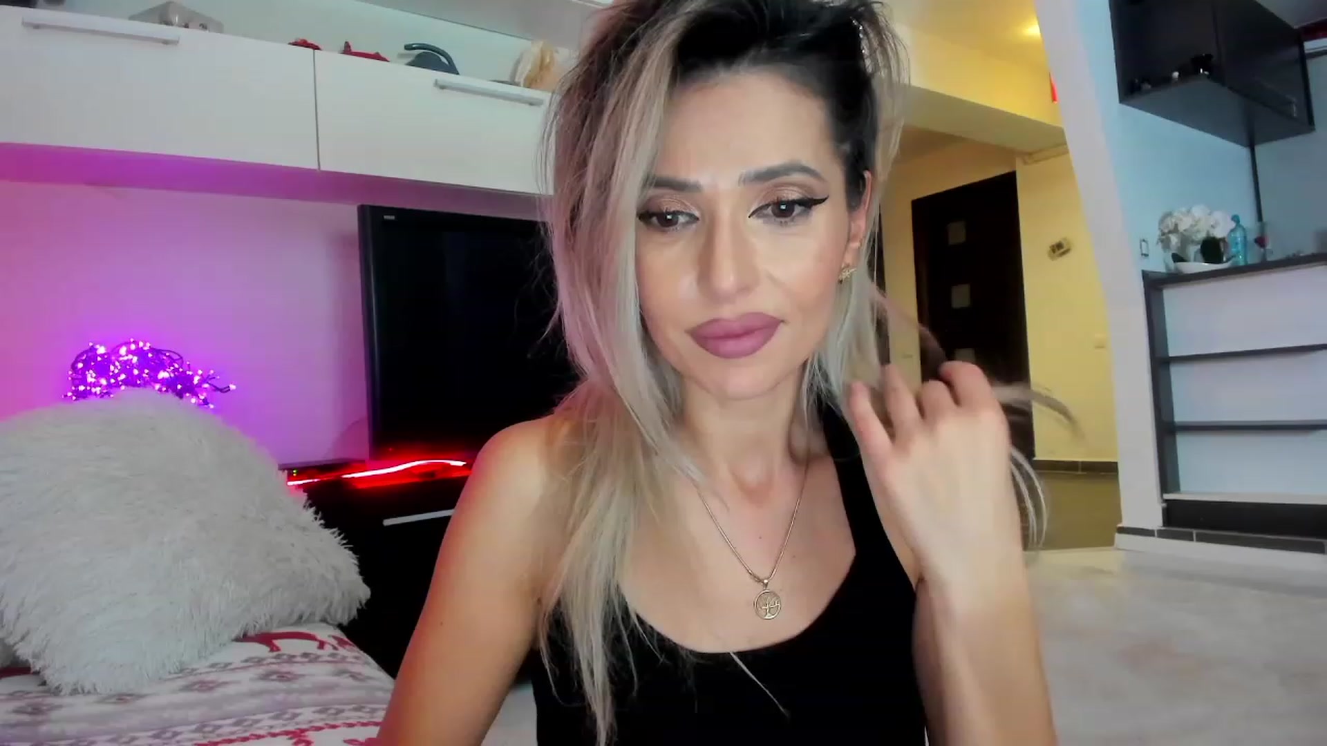 Gallery image thumbnail from SmileyTinaa's myfreecams stream on, 01/26/2024, 24:03 image 16 of 20