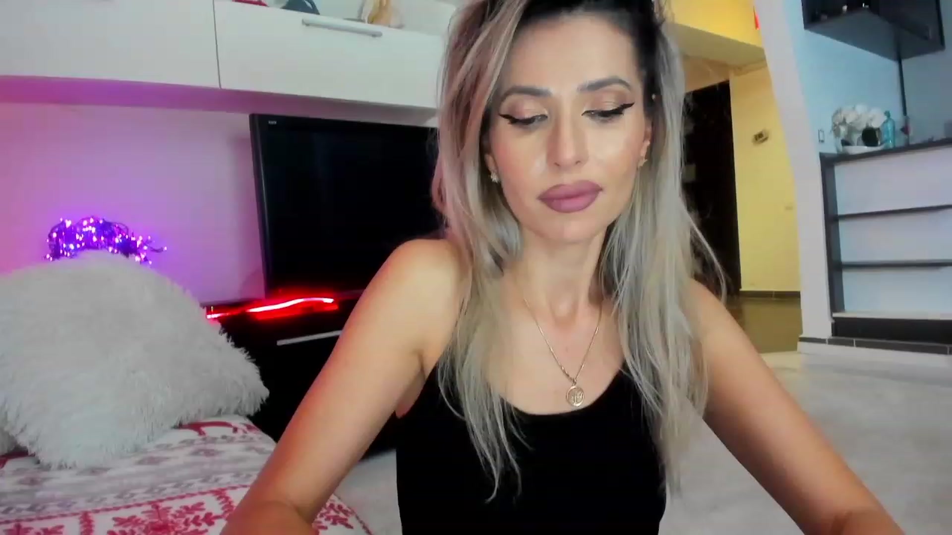 Gallery image thumbnail from SmileyTinaa's myfreecams stream on, 01/26/2024, 24:03 image 18 of 20