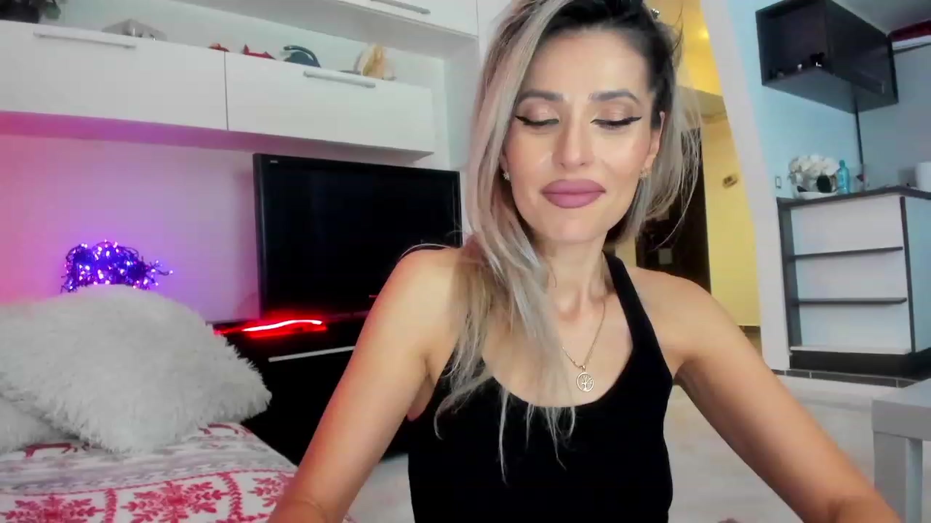 Gallery image thumbnail from SmileyTinaa's myfreecams stream on, 01/26/2024, 01:00 image 18 of 20