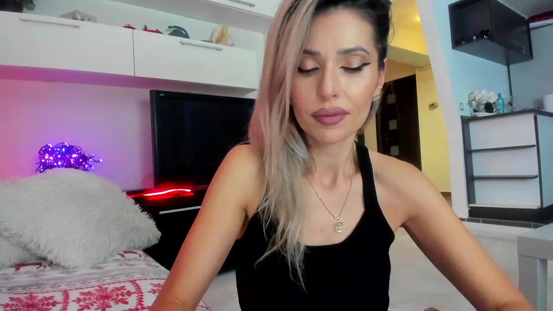 Gallery image thumbnail from SmileyTinaa's myfreecams stream on, 01/26/2024, 01:00 image 17 of 20