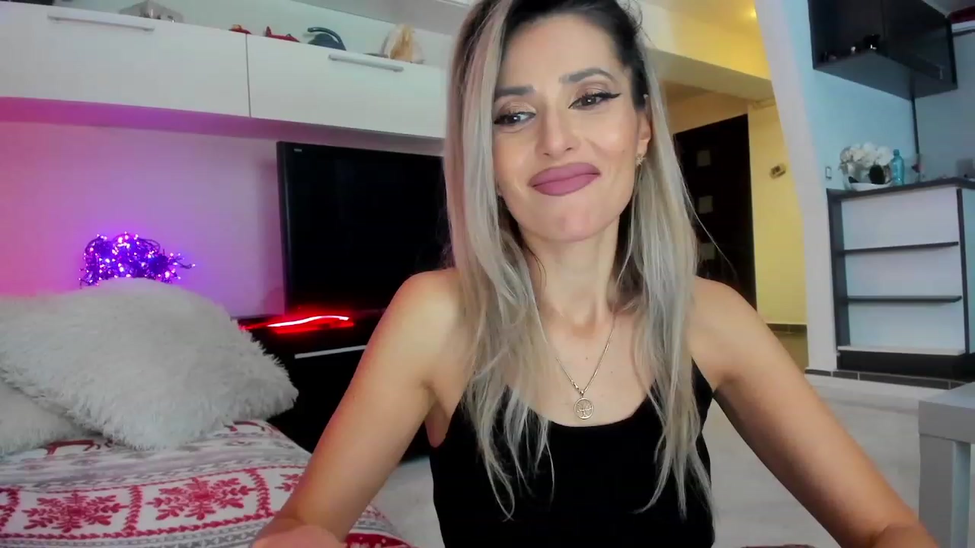 Gallery image thumbnail from SmileyTinaa's myfreecams stream on, 01/26/2024, 03:02 image 6 of 20