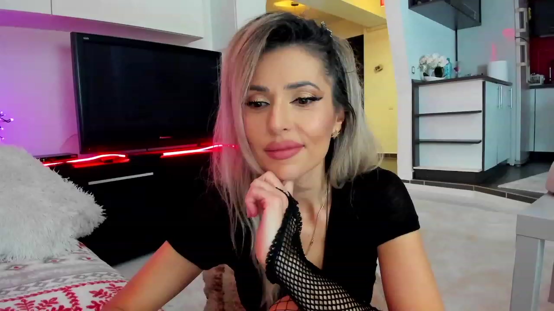 Gallery image thumbnail from SmileyTinaa's myfreecams stream on, 01/26/2024, 22:57 image 6 of 20
