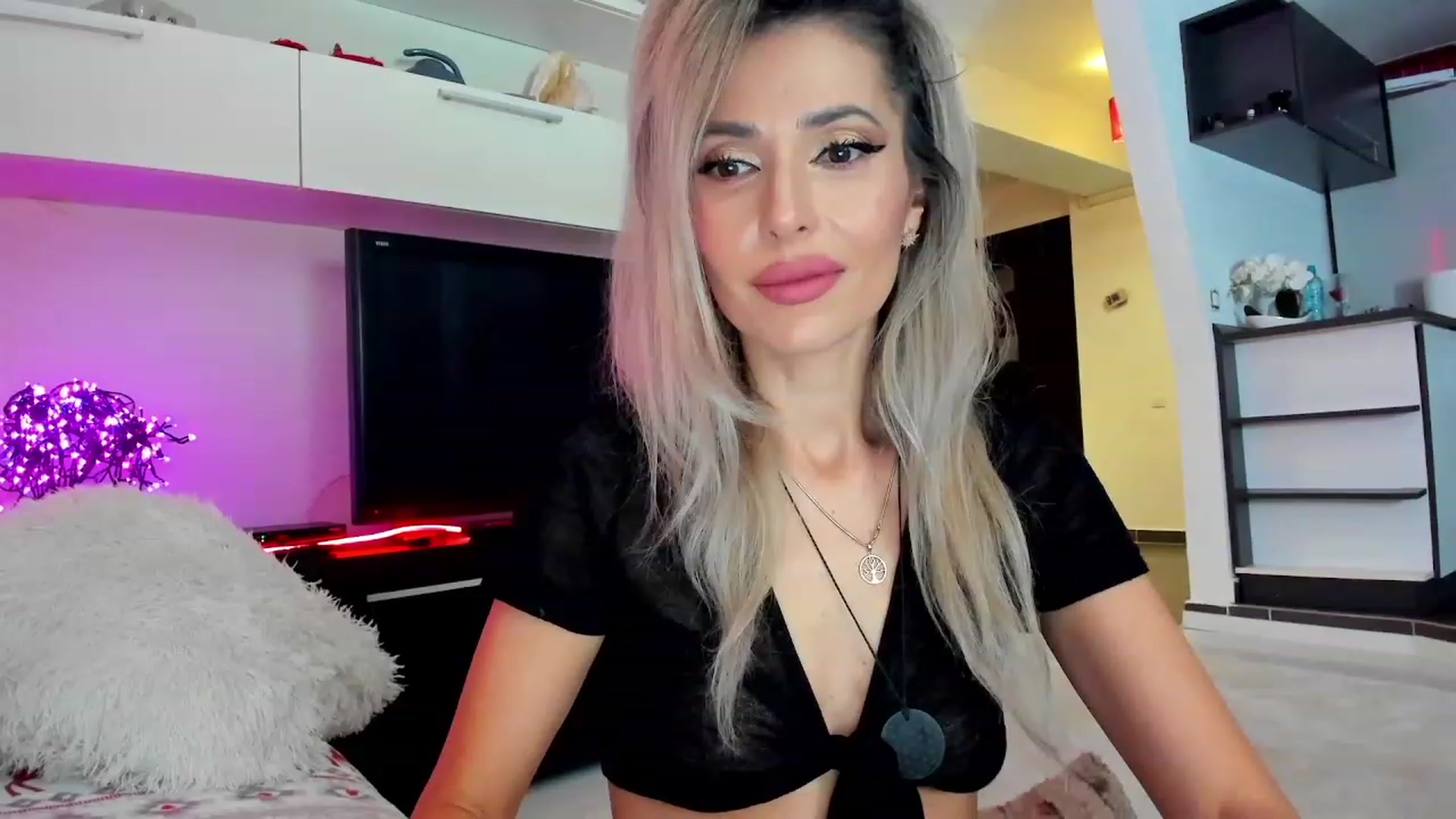 Gallery image thumbnail from SmileyTinaa's myfreecams stream on, 01/26/2024, 22:57 image 17 of 20