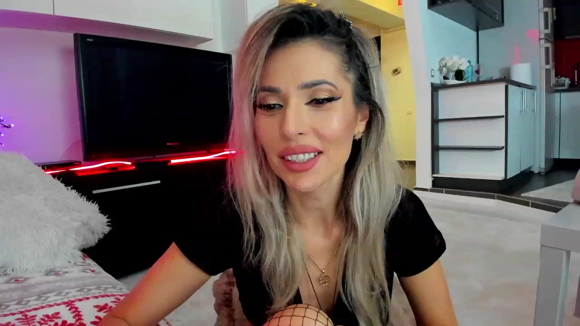 Gallery image thumbnail from SmileyTinaa's myfreecams stream on, 01/26/2024, 22:57 image 2 of 20