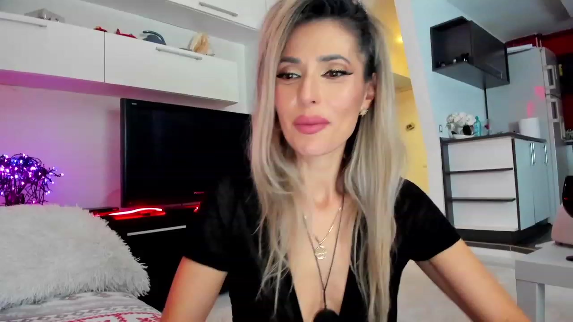 Gallery image thumbnail from SmileyTinaa's myfreecams stream on, 01/27/2024, 24:00 image 20 of 20
