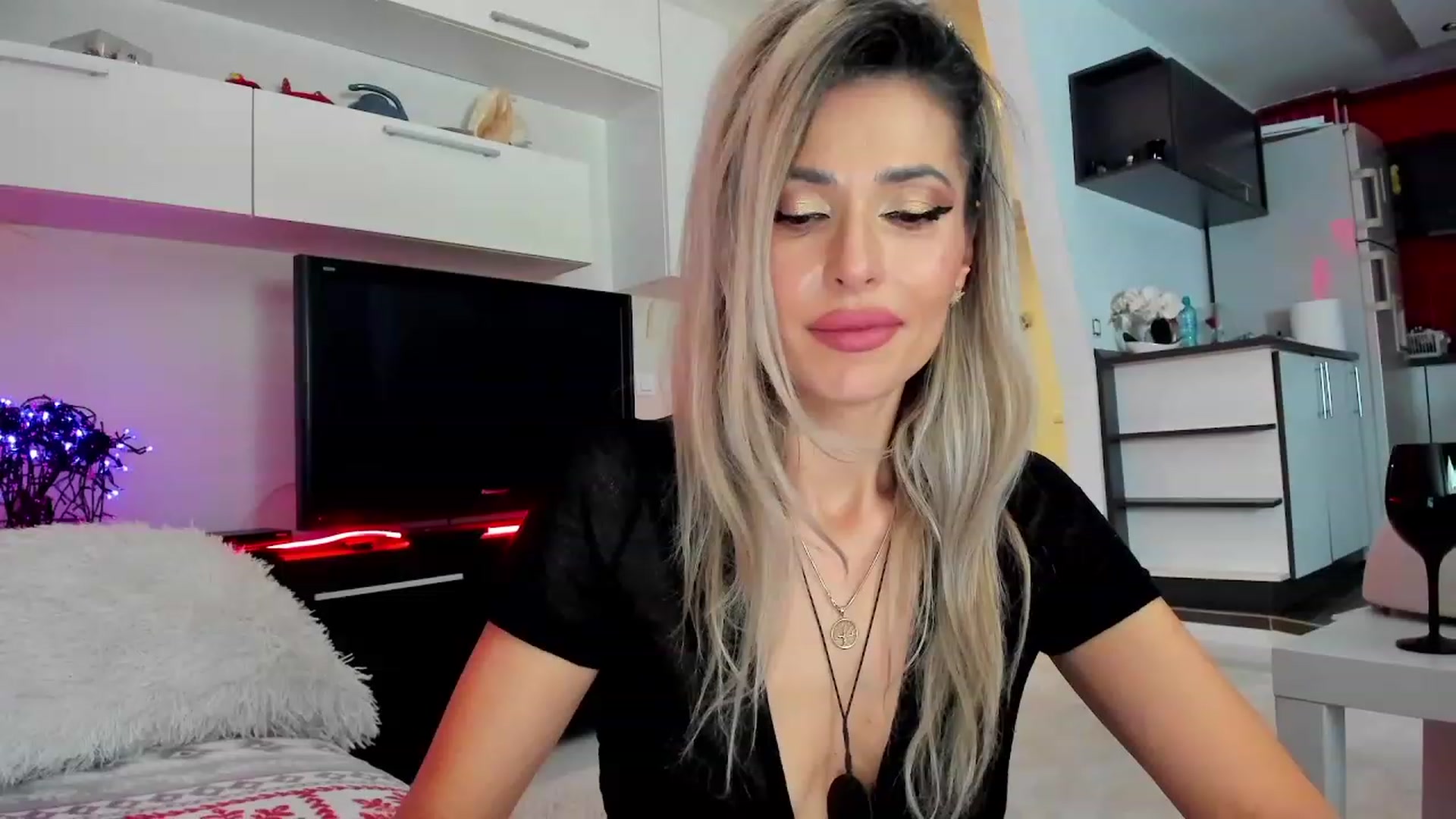Gallery image thumbnail from SmileyTinaa's myfreecams stream on, 01/27/2024, 24:00 image 10 of 20