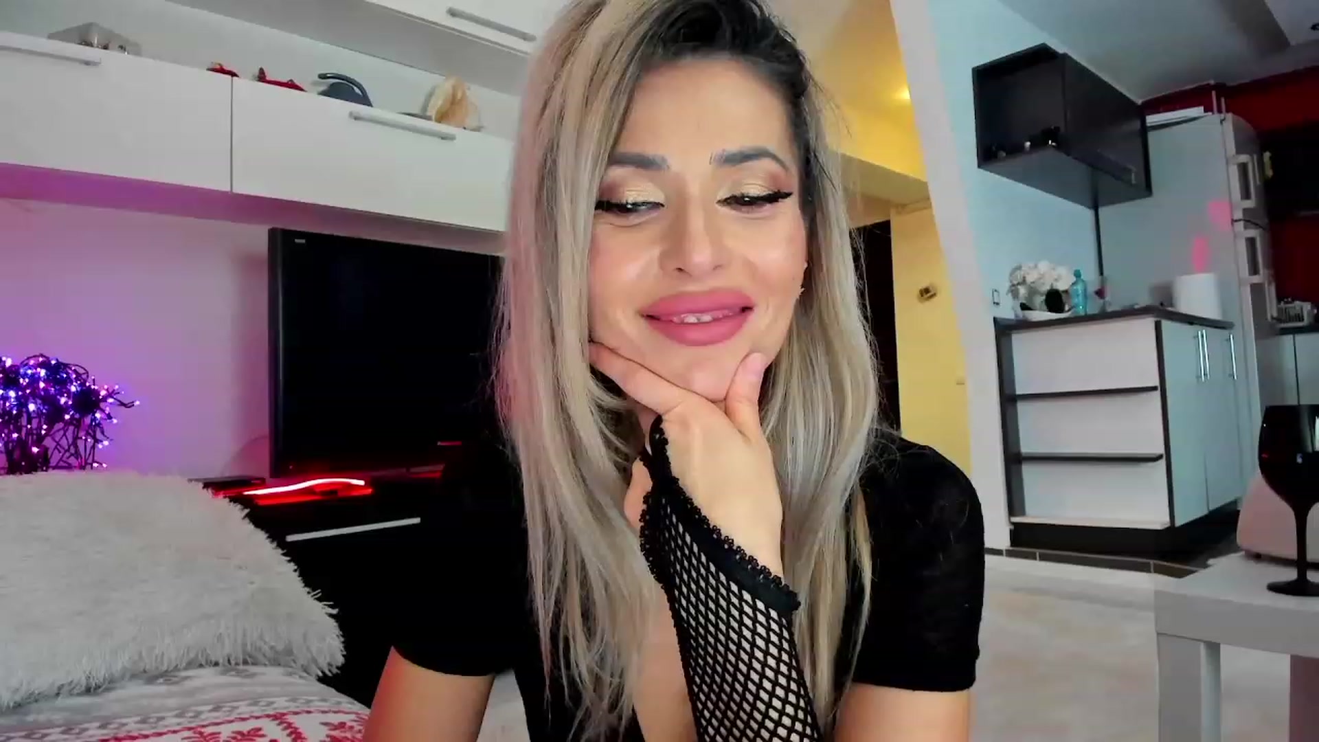 Gallery image thumbnail from SmileyTinaa's myfreecams stream on, 01/27/2024, 24:00 image 7 of 20