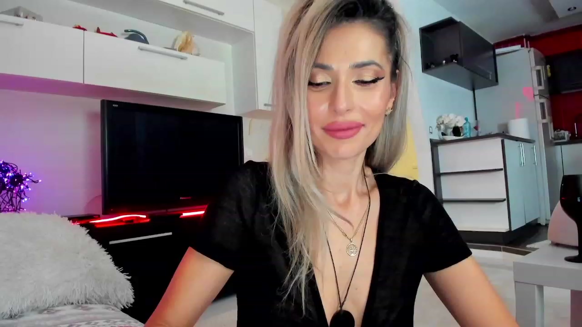 Gallery image thumbnail from SmileyTinaa's myfreecams stream on, 01/27/2024, 24:00 image 3 of 20